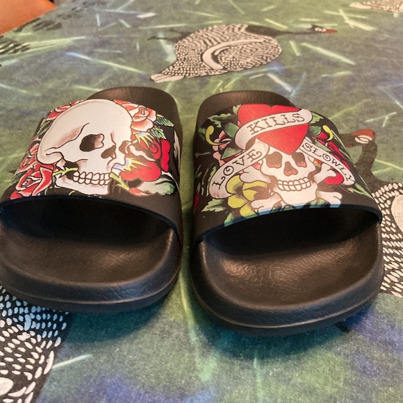 Ed Hardy brand size 6 slides with skulls - Picture 6 of 7
